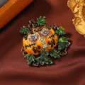 Κοντινό πλάνο καρφίτσας κολοκύθας Halloween με πολύχρωμα στρας και σμάλτινα φύλλα - Στυλ Κολοκύθα με Πολλά Φύλλα / Κολοκύθα με Πολλά Φύλλα