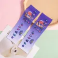 Niedliche Kinder-Eisseide-Sonnenschutzärmel mit bunter Cartoon-Weltraumbär-Grafik - Lila Farbverlauf Astronaut Stil (WHSP069-C)