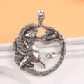 Dettaglio di una spilla Medusa in argento vintage con intricati disegni di serpenti - Argento
