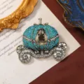 Broche carrosse citrouille vintage ornée de strass bleus et transparents étincelants. - Bleu