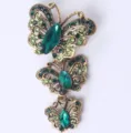 Broche vintage de tres mariposas con cristales verde esmeralda y acabado dorado - Verde