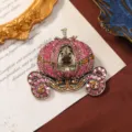 Broche carrosse citrouille vintage dorée ornée de cristaux roses et oranges étincelants - Rose