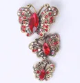 Broche vintage de oro antiguo con tres mariposas de cristal rojo y brillantes diamantes - Rojo
