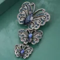 Elegante broche vintage de tres mariposas con cristaux azules y diamantes de aleación - Azul