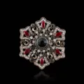 Broche vintage barroco con gema central verde esmeralda y cristales rojos marquise - Hexágono Persa / Rojo