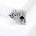 Gros plan d'une broche de poker royal flush argentée avec des strass étincelants. - Argent