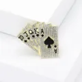 Détail de la broche poker flush hip-hop avec des strass blancs étincelants de luxe - Or