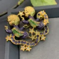 Broche d'ange style cour vintage avec strass colorés et finition en émail violet - Petits Anges Dorés (Style 13)