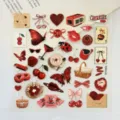 Nahaufnahme von roten 3D-Prägeaufklebern für DIY-Tagebücher und Handyhüllen - 12cm*12cm / FDYC006-Retro Y2K