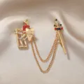 Vintage ridderbroche met schild en zwaard bevestigd aan dubbele gouden kettingen - Blauwe Saffier Zwaard Stijl