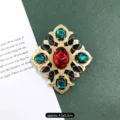 Εξαιρετική vintage μπαρόκ ματ χρυσή καρφίτσα με έντονους κόκκινους και πράσινους λίθους. - Holy Pattern Gemstone Eye / Ματ Χρυσό