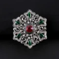Broche barroco vintage con cristal rojo y piedras verdes en un diseño calado clásico - Hexágono Persa / Verde