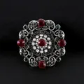 Broche vintage de estilo barroco con pedrería roja y gris sobre fondo negro puro - Patrón Cuadrado Con Centro Redondo / Rojo