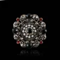 Broche vintage de estilo barroco con cristales negros y diseño de oro calado elegante - Patrón Cuadrado Con Centro Redondo / Verde