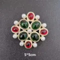 Detailaufnahme einer Brosche im Barockstil mit roten und grünen Steinen und Perlen - Barock Polygonaler Roter & Grüner Edelstein