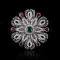 Elegante broche de flor hueca de estilo barroco vintage con piedras verdes y rojas - Mandala / Gris