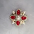 Elegante Brosche im Barock-Stil mit roten Tropfensteinen und Perlenschmuck-Detail - Barock Vierseitiger Roter Edelstein