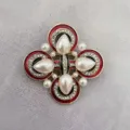 Eleganter Barock-Vintage-Brosche mit rotem Emaille, Tropfenperlen und klaren Kristallen - Barock Roter Edelstein Mit Künstlicher Perle