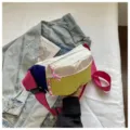 Vista detallada de una riñonera de nailon multicolor vibrante sobre una chaqueta vaquera - Amarillo