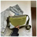 Detalle de una riñonera deportiva de cuadros verdes con bloques de color - Verde Oscuro