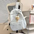 Detalle de la mochila azul claro texturizada con un bonito colgante de oso de peluche. - Sin colgante / Azul