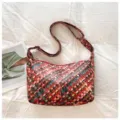 Vue détaillée de la texture du sac à bandoulière vintage coloré tissé à la main - Rouge