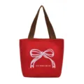 Elegante bolso tote de lona roja con diseño de lazo blanco y asas de cincha marrones - Lazo rojo