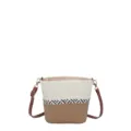 Bolso tipo cubo de paja hecho a mano con elegante diseño de patchwork de rayas tricolores. - Patchwork Caqui