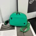 Primer plano de un bolso bandolera de tela Oxford verde vibrante e impermeable - Verde