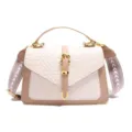 Elegante bolso bandolera con textura tejida en blanco y beige con correa ancha estampada - Blanco