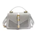 Elegante bolso bandolera gris con textura tejida, hebilla dorata y asa superior - Plateado