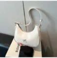 Elegante bolso de hombro blanco en forma de media luna con un delicado lazo plateado - Blanco