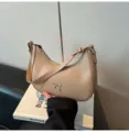 Elegante bolso hobo beige al hombro con lazo plateado y una fina correa ajustable de moda. - Caqui