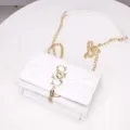Pequeño bolso bandolera acolchado blanco con cadena dorada y detalle de borla elegante - Blanco