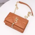 Elegante bolso bandolera acolchado marrón con cadena dorada y logotipo metálico dorado - Tostado