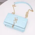 Elegante lichtblauwe gewatteerde crossbodytas voor dames met goudkleurige ketting - Hemelsblauw
