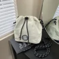 Neutrale cremefarbene Nylon-Umhängetasche mit schwarzem Kordelzug und Sport-Aufnäher - Kordelzug Eimertasche (594qn) / Milchweiß