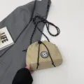 Lichtgewicht beige nylon crossbody emmertas met trekkoord en casual sport patch - Trekkoord Emmertas (594qn) / Khaki