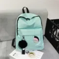 Minimalistischer mintgrüner Canvas-Rucksack mit schwarzem flauschigem Pompom-Detail - Hellgrün