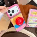 Gros plan de la coque iPhone à pois colorés avec un grand support de poignée bouton rouge - Patchwork Enfantin Avec Support Bouton Rouge (17promax) / Rose Givré
