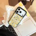 Macro-opname geel iPhone-hoesje met abstracte cartoonkat-illustraties in een lifestyle-setting - Harde schaal / Yellow Abstract Cat