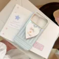 Coque iPhone à rayures bleues artistiques avec support en forme d'œuf sur le plat. - 17promax / Bleu Clair Vagues Blanches + Support Œuf Poché