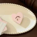 Détail du support de téléphone coeur rose avec illustration de maison - Support Unique / Support Maison Sucrée (Support Uniquement)