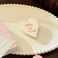 Support de téléphone en cœur avec illustration de toast sur un plateau décoratif blanc - Support Unique / Support Oeuf à la Coque (Support Uniquement)