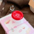 Coque iPhone à pois roses mignonne avec un grand support en forme de bouton rouge. - Support de Bouton (Support Unique) / Rouge