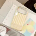 Coque iPhone artistique avec des rayures verticales jaunes et un cadre de caméra bleu - 17promax / Jaune Mangue & Vagues Bleu Coco (Coque Seule)