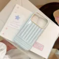 Coque iPhone artistique à rayures bleu clair et blanc avec une finition mate douce. - 17promax / Bleu Clair & Vagues Mangue Blanche (Coque Seule)