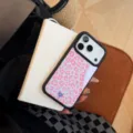 Gros plan d'une coque iPhone motif léopard rose avec cadre de protection noir - 17promax / Noir Léopard Bleu Baie