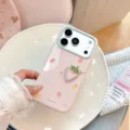 Jolie coque iPhone rose avec une fraise brodée en 3D et des motifs pastels mignons - Rose Baie (Fraise en Tissu Rose 3D) / iPhone 17 Pro Max