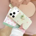 Détail d'une coque iPhone vert clair avec une breloque fraise en tissu 3D et des imprimés - Vert Menthe (Fraise en Tissu Vert 3D) / iPhone 17 Pro Max
